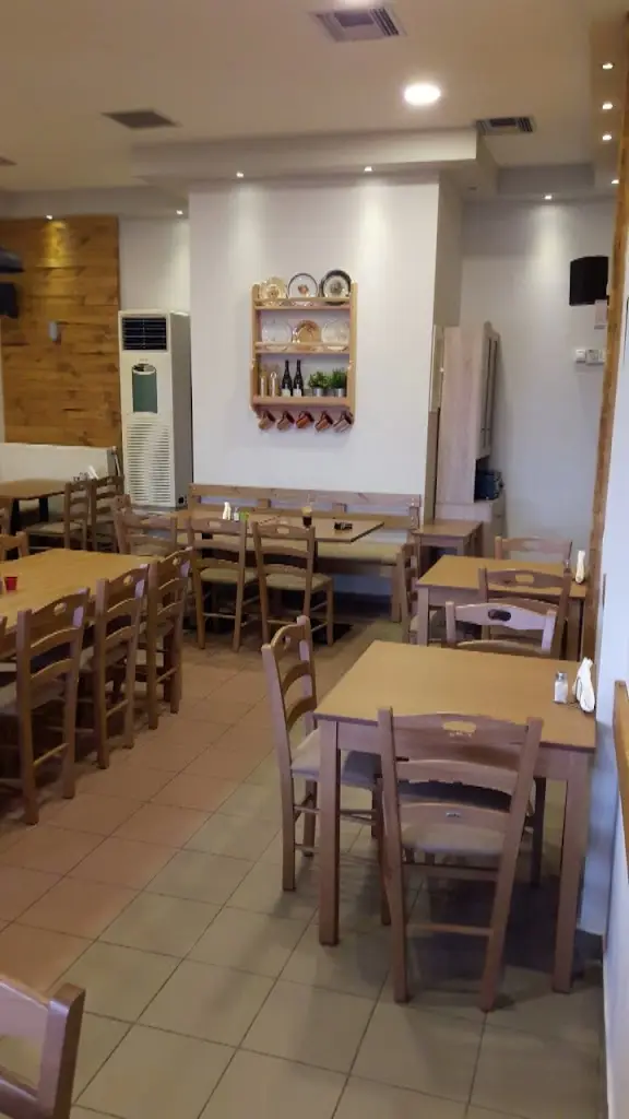 Alector Restaurant in Aigínio