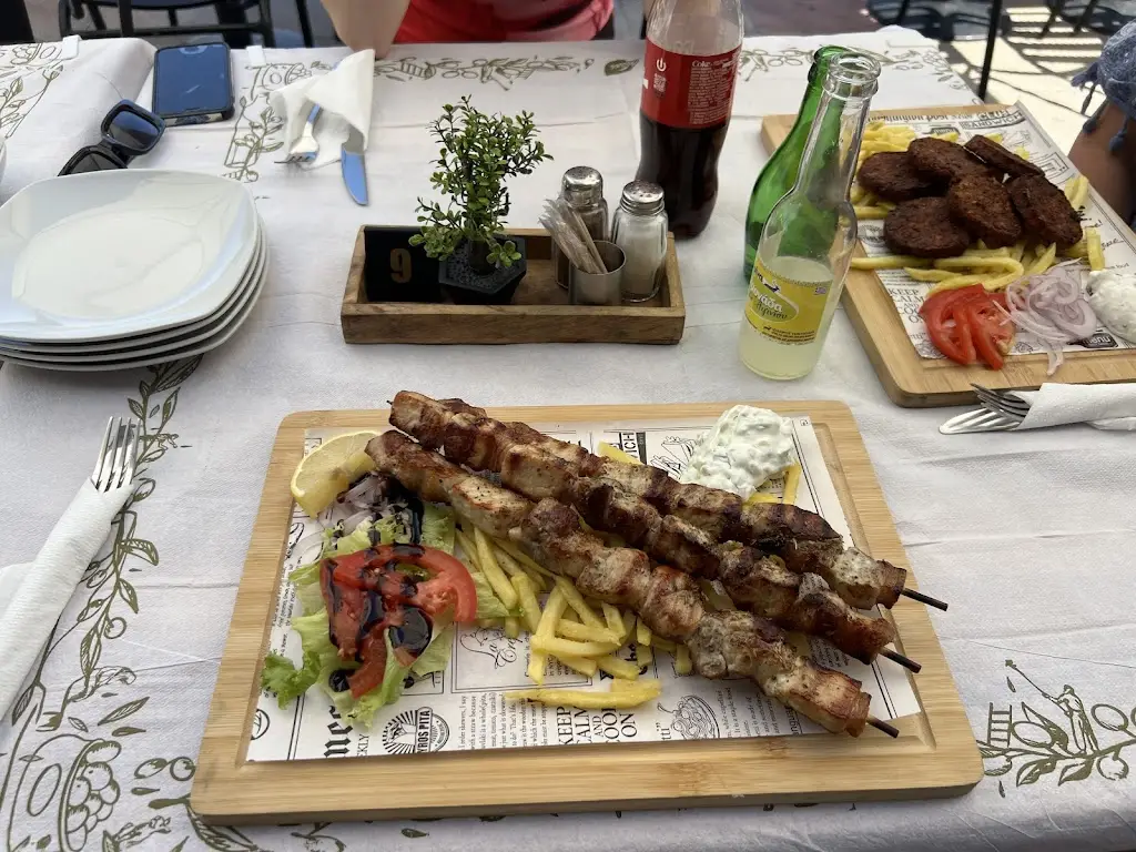 Psynapse Arguru_WOODY FAST FOOD_Aigínio_recensione