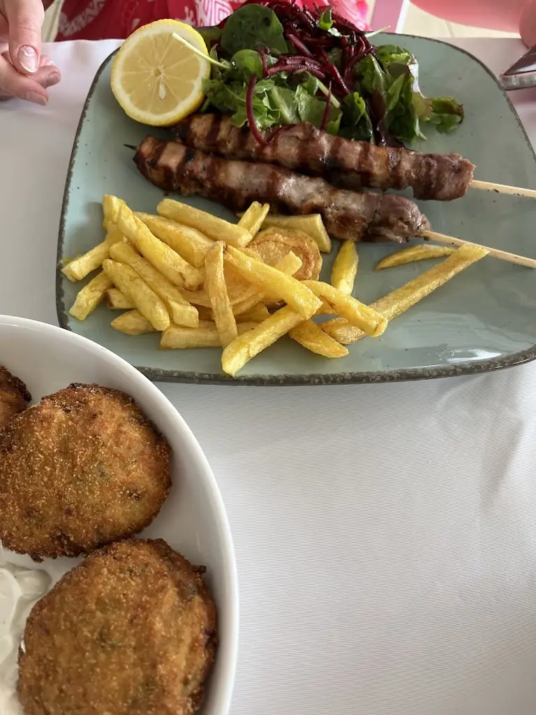 Maria Vedischeva_Taverna Anemos_Angelochóri_avis