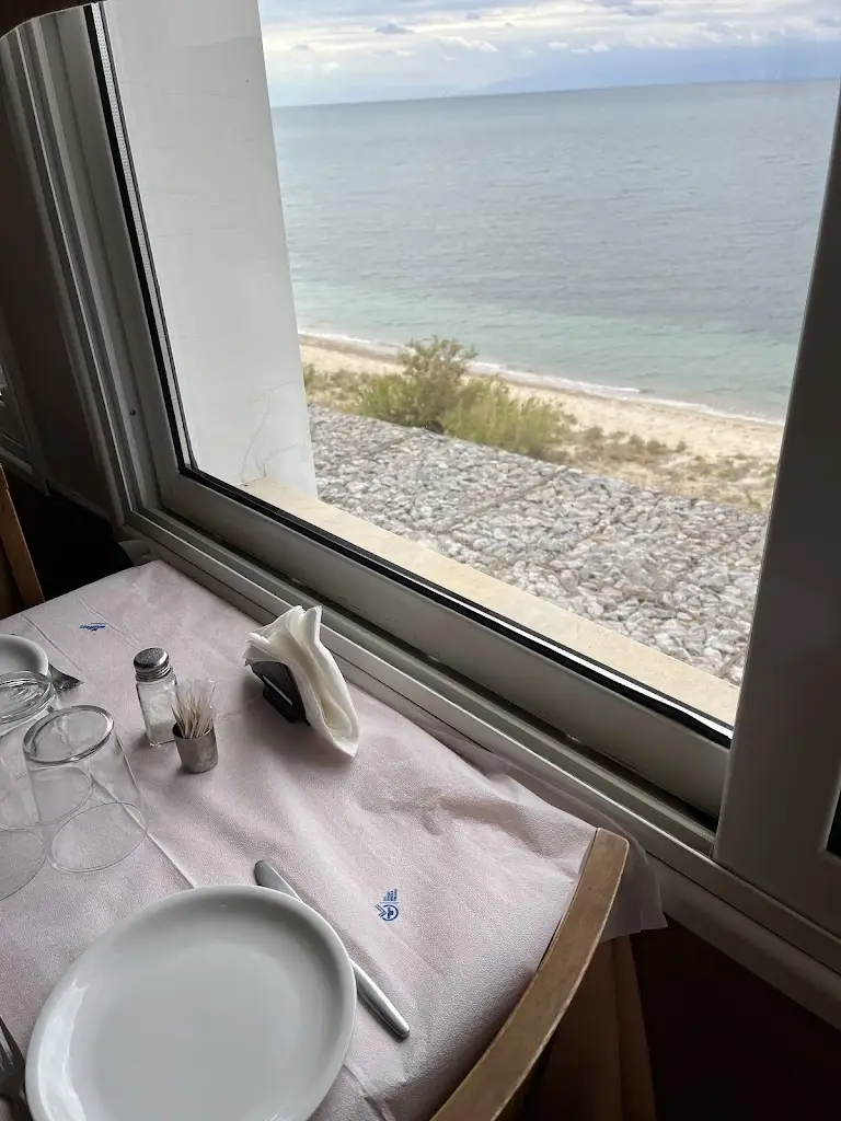 J. Mitchel_Tavern Agnanti_Angelochóri_reseña