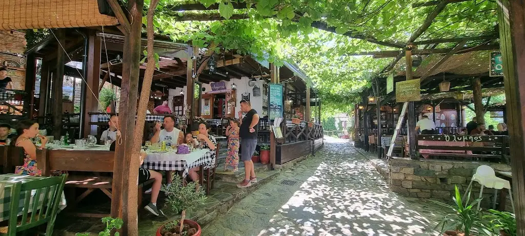 floares ionut iulian_Tavern Archontiko_Aghios Panteleímon_reseña