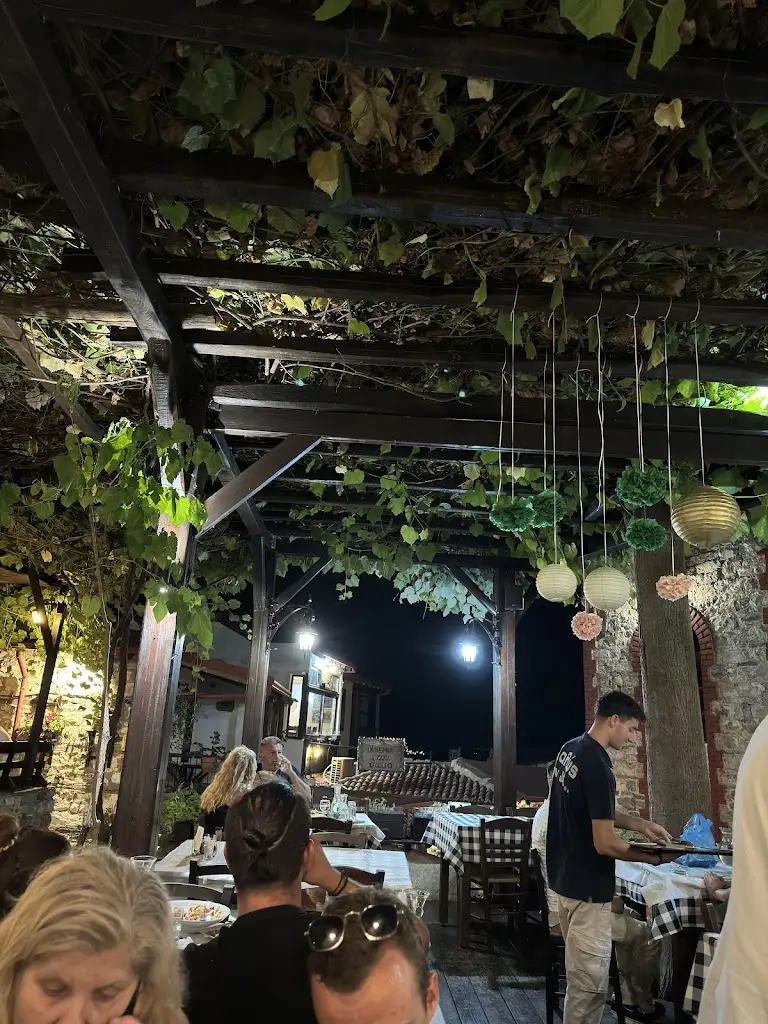 Thanasis Bidakas_Tavern Archontiko_Aghios Panteleímon_reseña