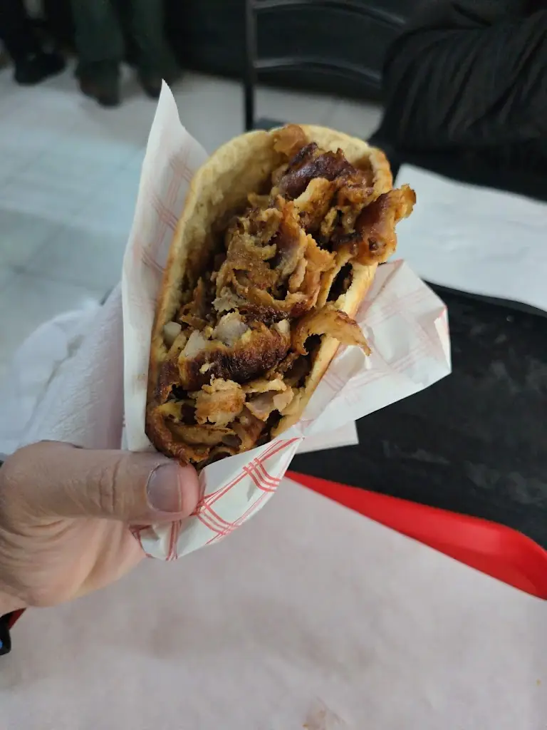 Ο Γύρος της Καρατζόβας Restaurant in Aridaía