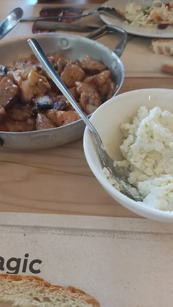 Nikol_To Steki tou Kosma_Aridaía_review