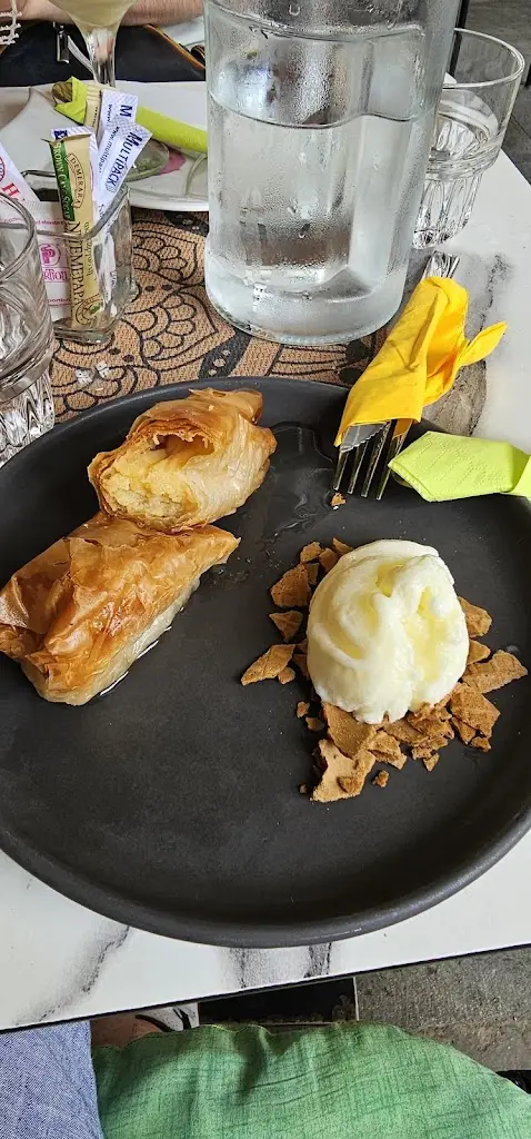 Al Kara_Eleni Cafe Bistrot_Arnaía_review