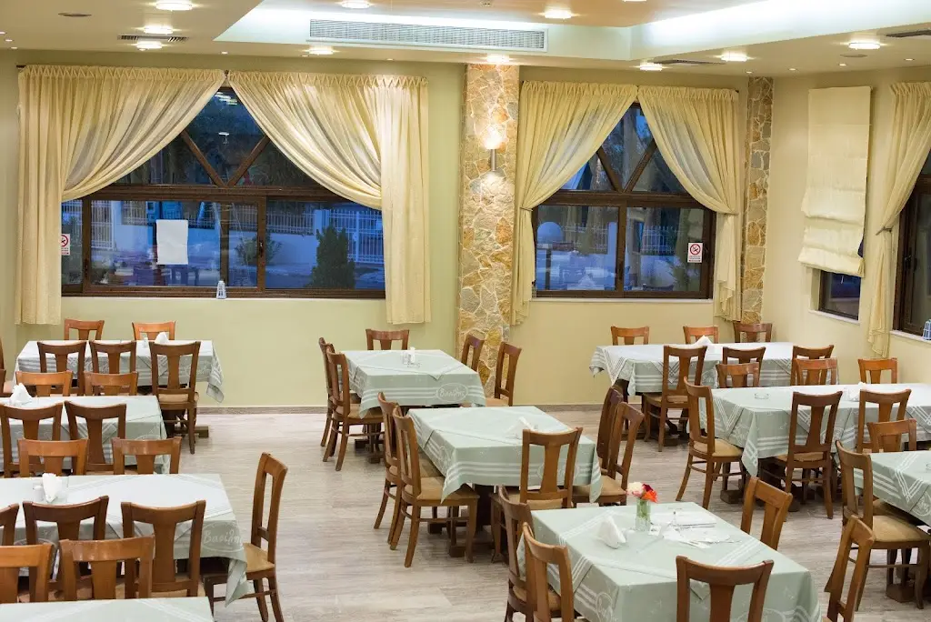 Taverna Basilis Restaurant in Asprópyrgos