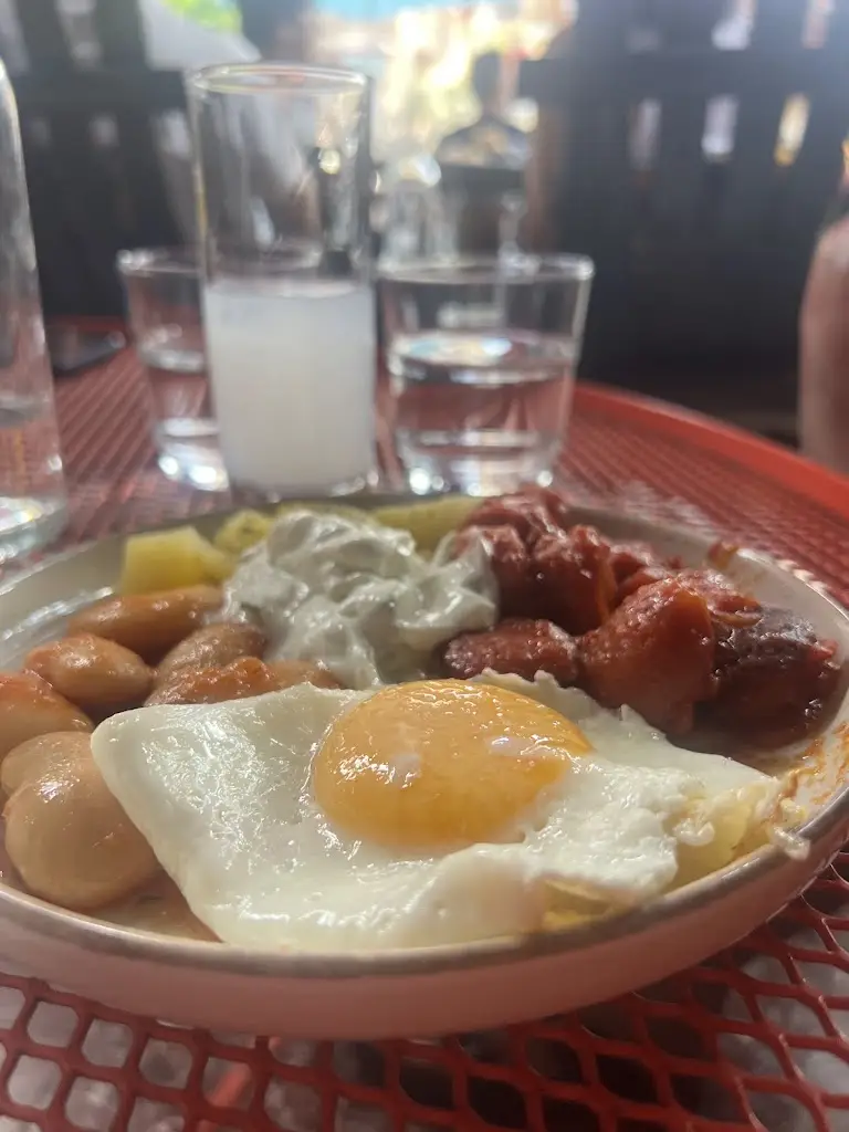 Whitney Robinson_Αristotelous cafe_Arnaía_Bewertung