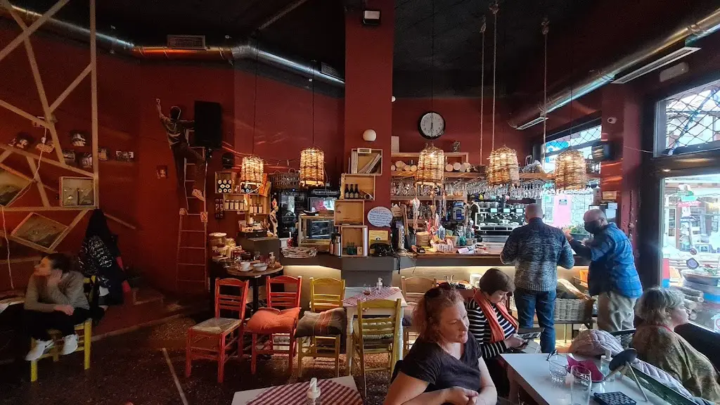 Jānis Lūsis_Αristotelous cafe_Arnaía_Bewertung