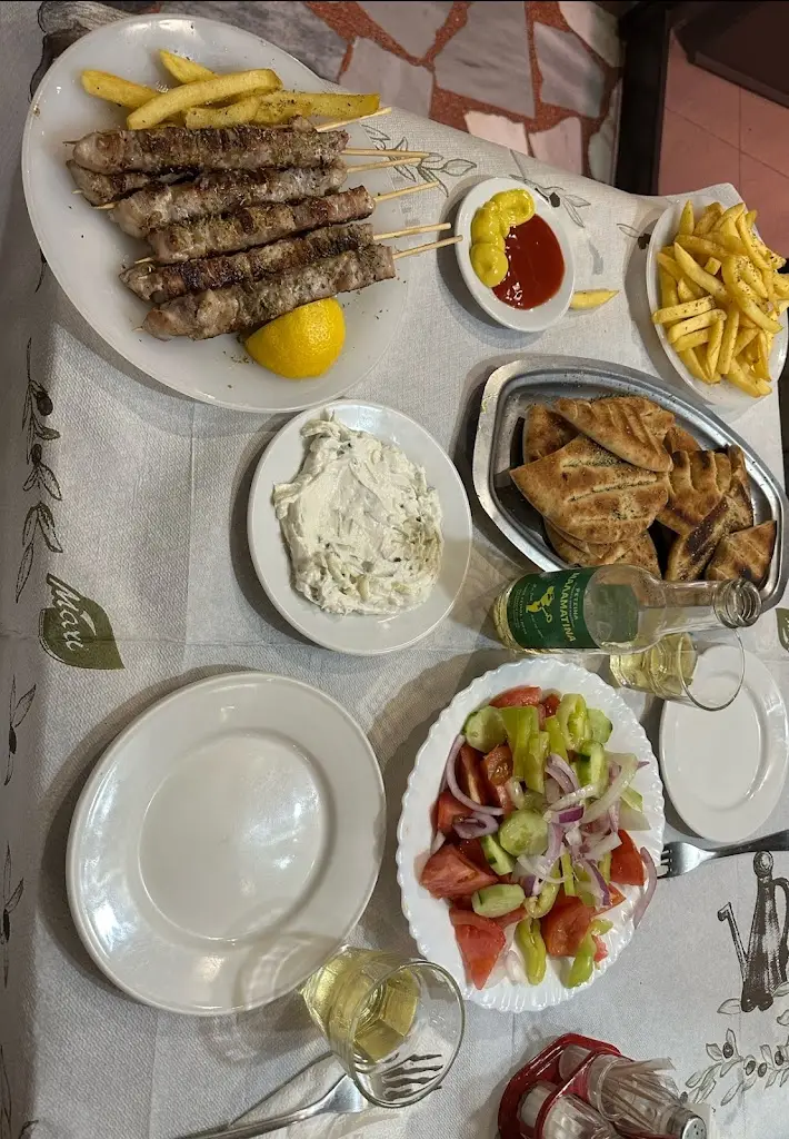 Emre Güçün_Ταβέρνα Μεζεδοπωλείο Σαμαρά_Arnaía_Bewertung