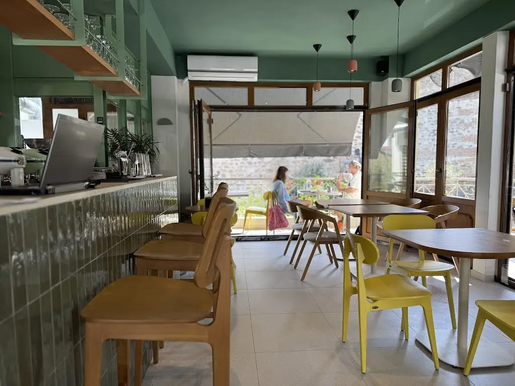 Emma Woodcock_Nifty Roots_Asvestochóri_review