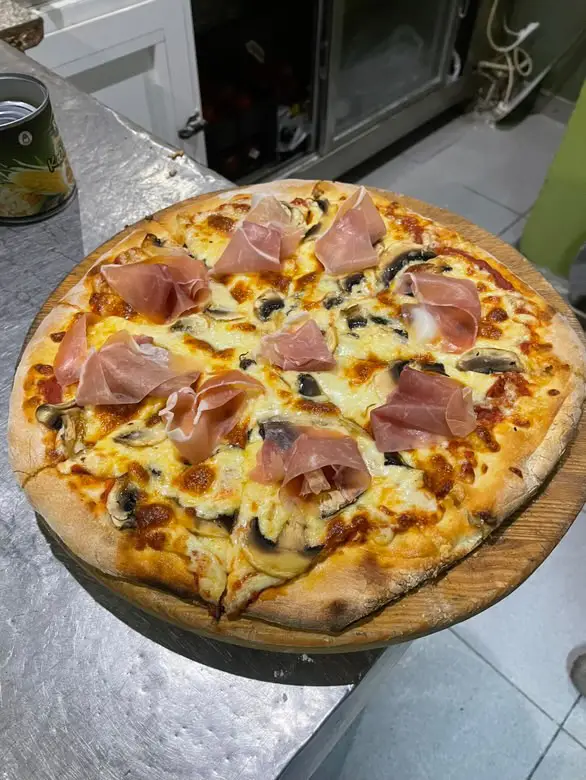 Πιτσαρία Status Restaurant in Axioúpoli