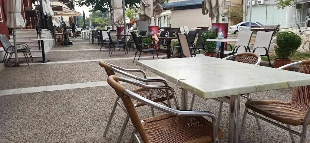 Streat Food Γυραδικον Restaurant in Axioúpoli