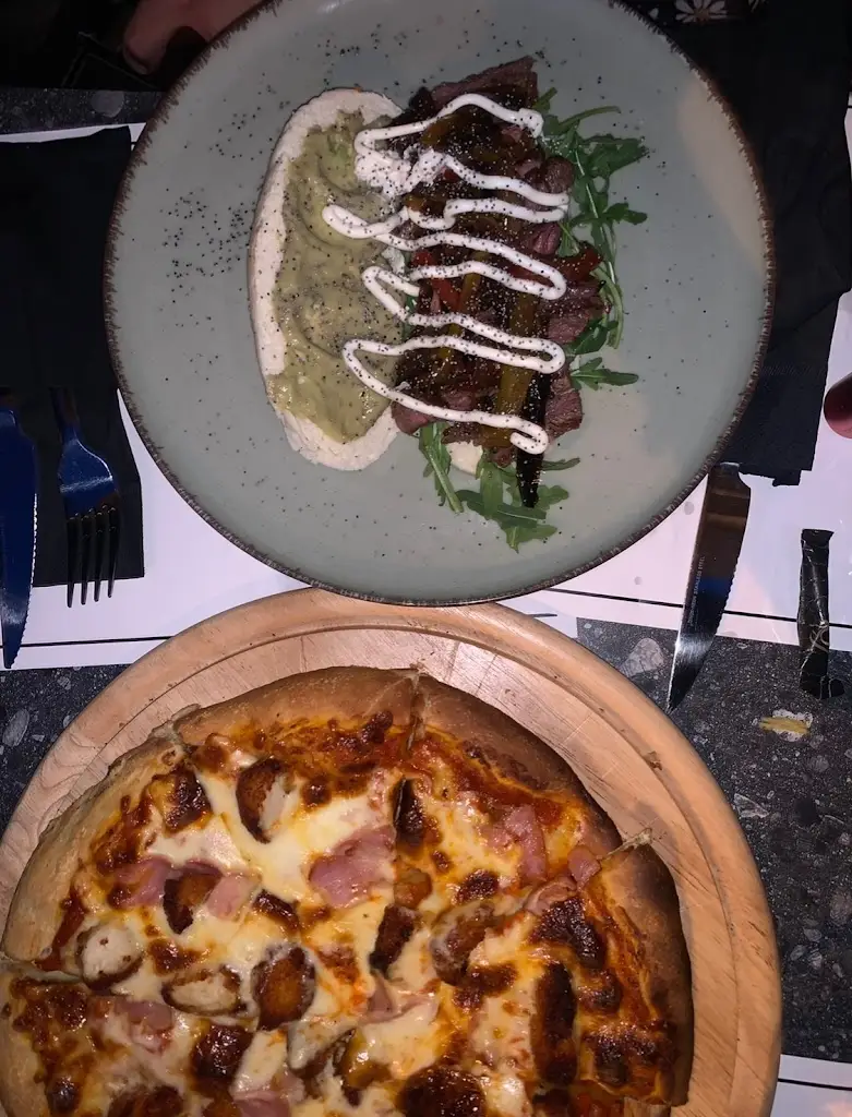 Three dots Bistrot_Chalástra_slider_image_3