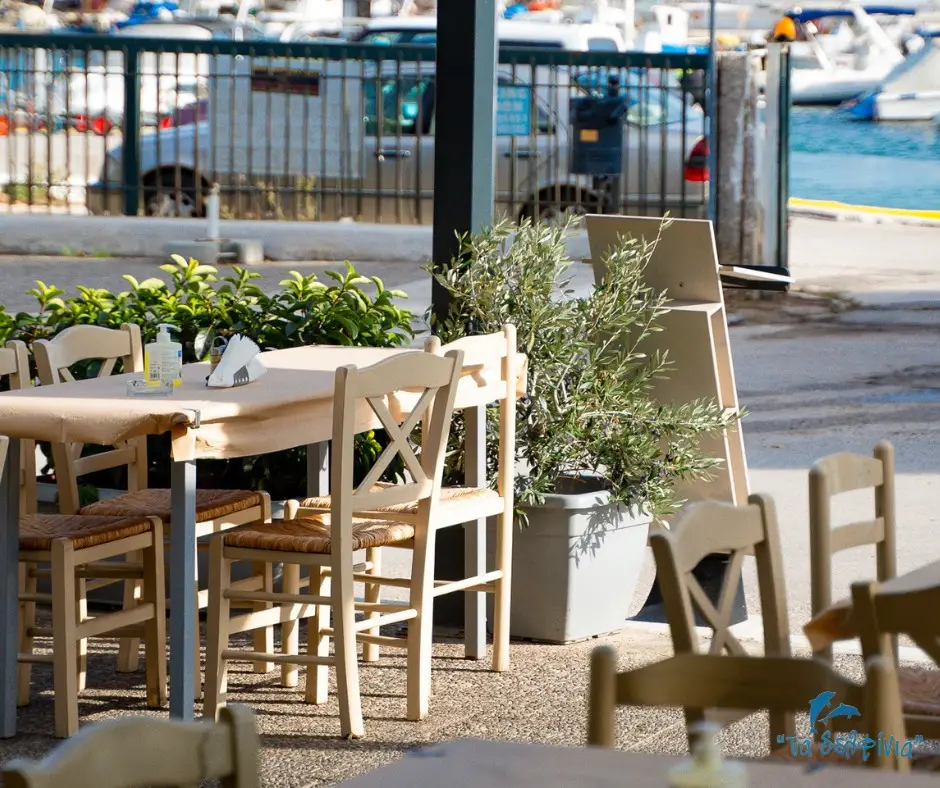 Ta Delfinia Restaurant in Artémida