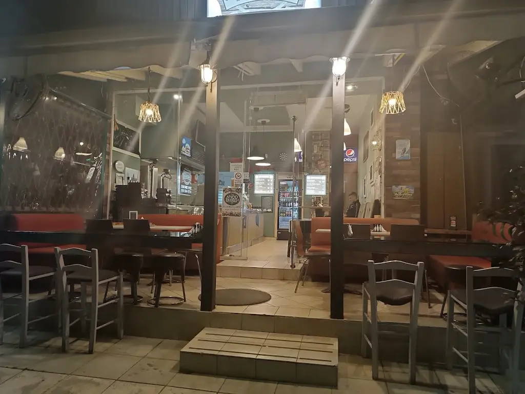 Λαδόκολλα στην πιάτσα Restaurant in Chalástra