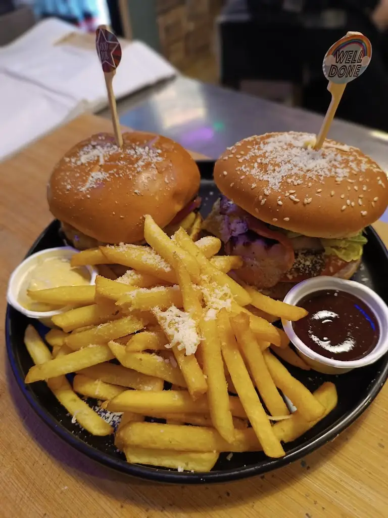 Λαδόκολλα στην πιάτσα_Chalástra_slider_image_3