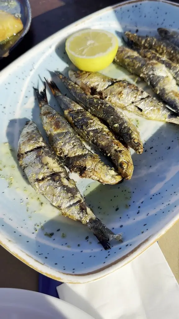 Ouzeri The Widow_Artémida_slider_image_2