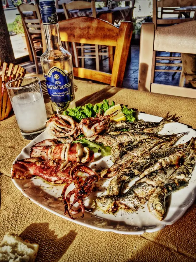 Γωνιά Μεζέ Restaurant in Chalkidóna