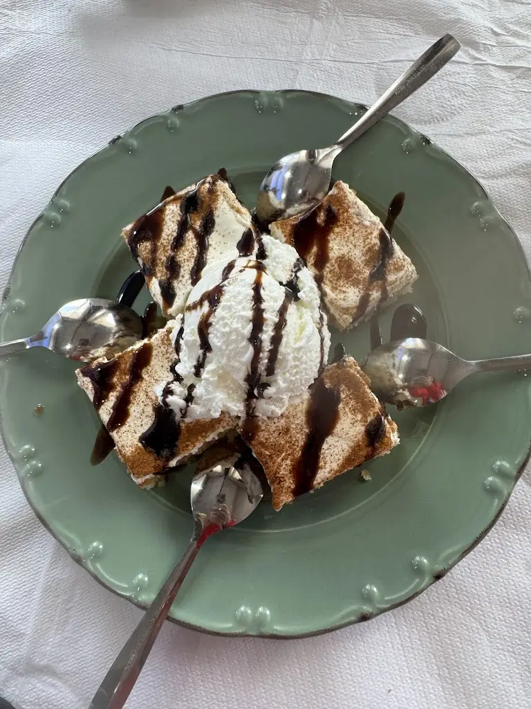 Nikol Zer_Γιώργος Ψησταριά_Chalkidóna_Bewertung