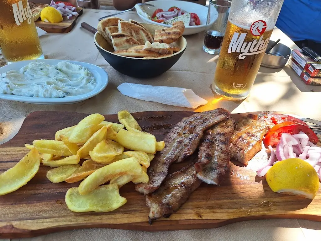 Λαδόκολλα Restaurant in Asproválta