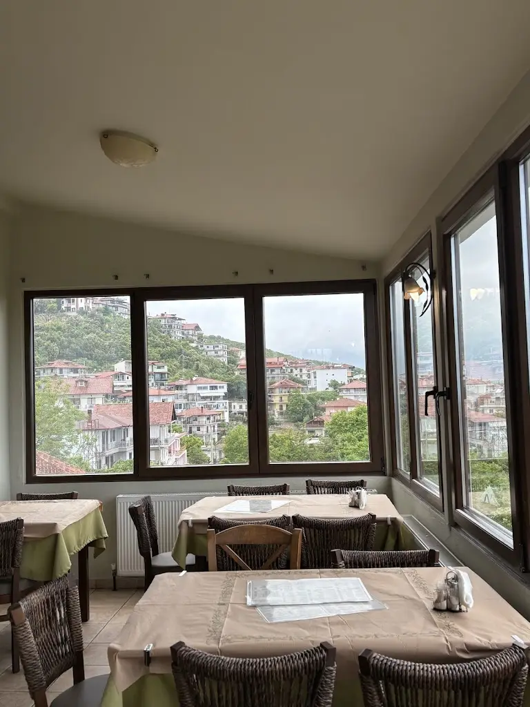 Belén Landa_Taverna tis xarikleias_Aghios Panteleímon_review