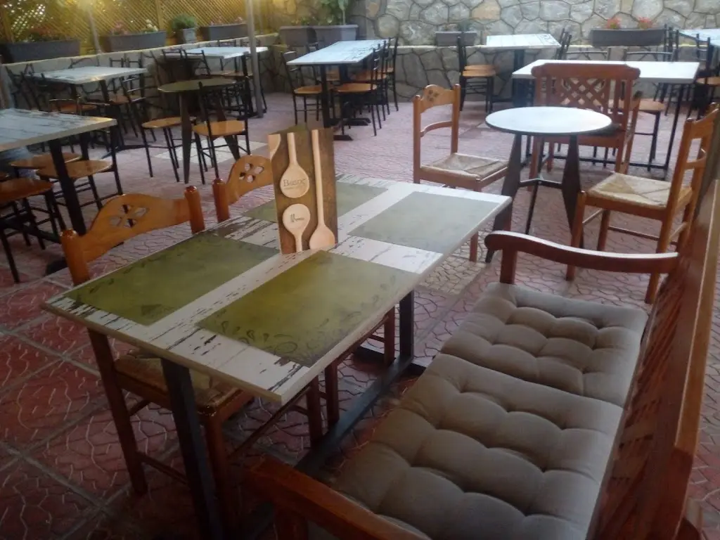 Βάιος Καφέ-Μεζέ Restaurant in Chortiátis