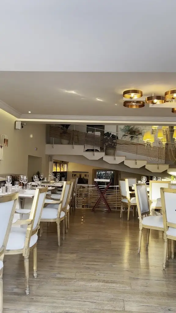 ozan Deliçay_Kritikos Gallery & Restaurants_Chortiátis_reseña