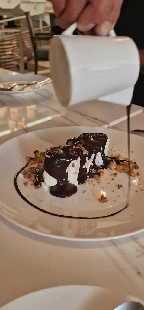 Vera M_Kritikos Gallery & Restaurants_Chortiátis_reseña