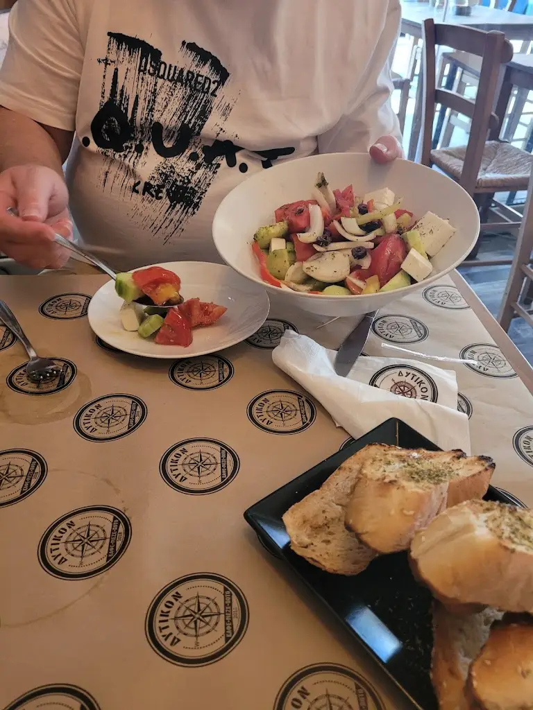 Menü_Δυτικόν καφέ•μεζέ•ποτό_Évosmos_Bild_2