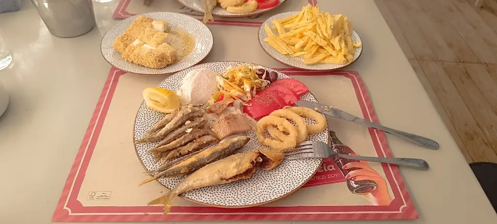 TASOS SOLOMOS_Ρόκα Μεζεδοπωλείο_Évosmos_reseña