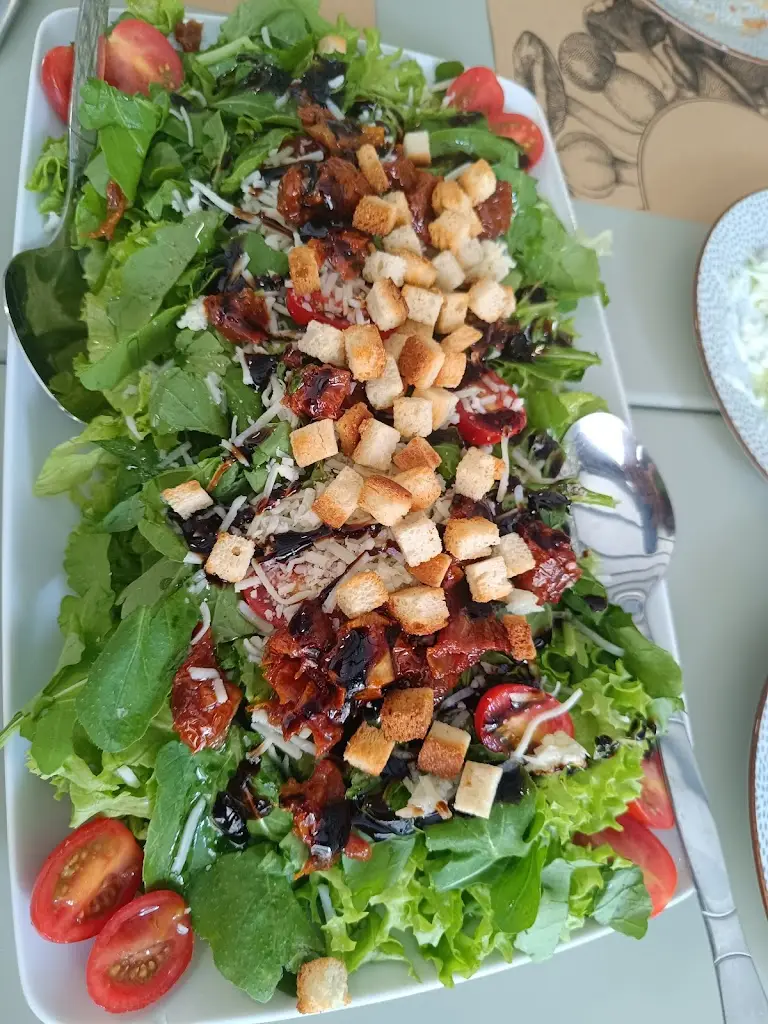 tasos kostik_Ρόκα Μεζεδοπωλείο_Évosmos_reseña