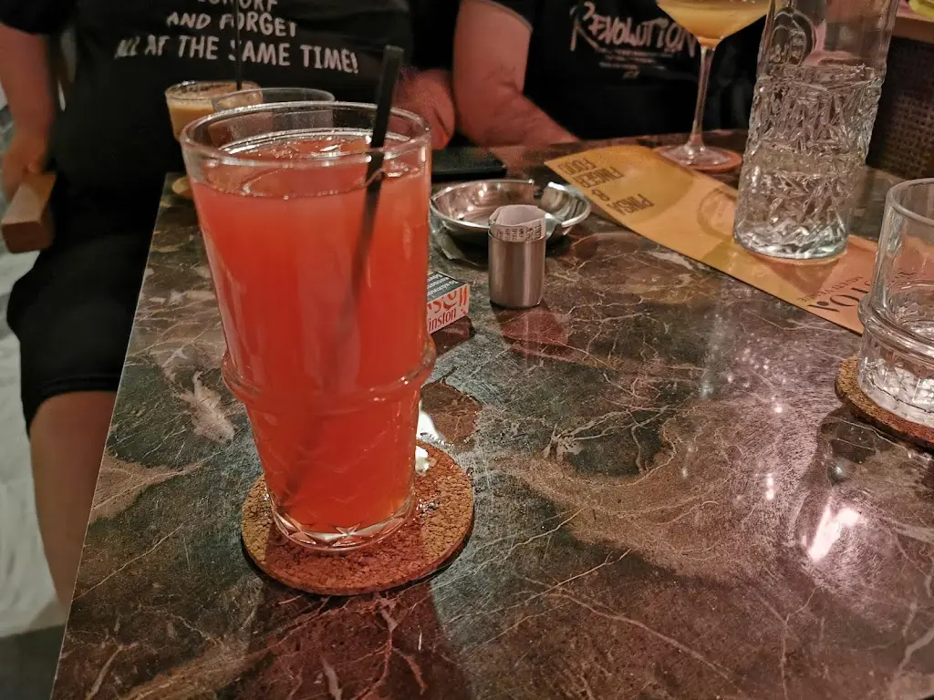 Neon Kapawn_Stoa Multi Venue_Giannitsá_Bewertung