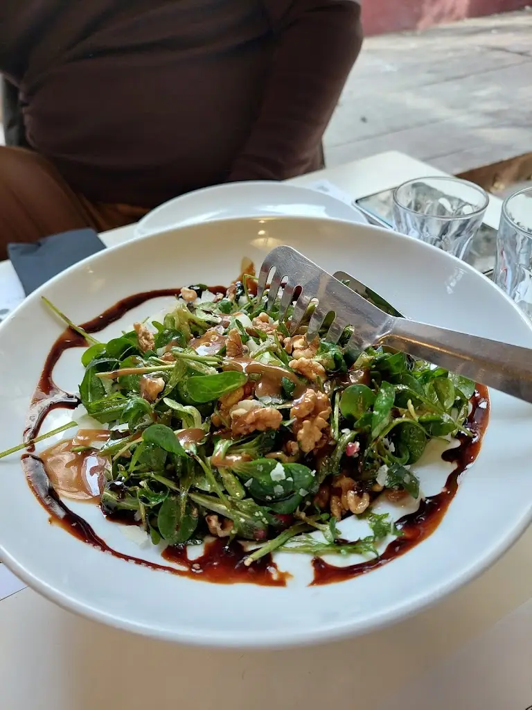 Nick Koutsoumpidis_Stoa Multi Venue_Giannitsá_Bewertung