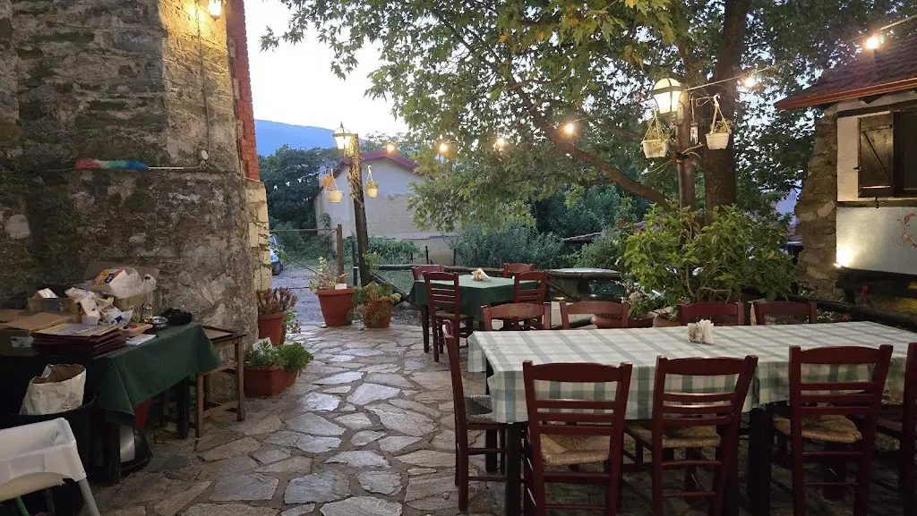 Justyna Sz_Taverna Thomas_Aghios Panteleímon_reseña