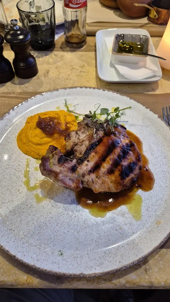 Les Zazous_Kalamariá_slider_image_3