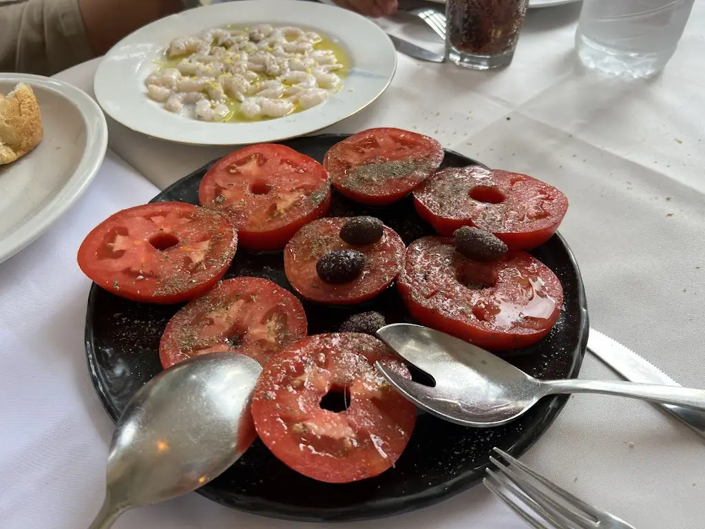 Anton Radulescu_Ouzeri tou Kabouri_Kalamariá_reseña