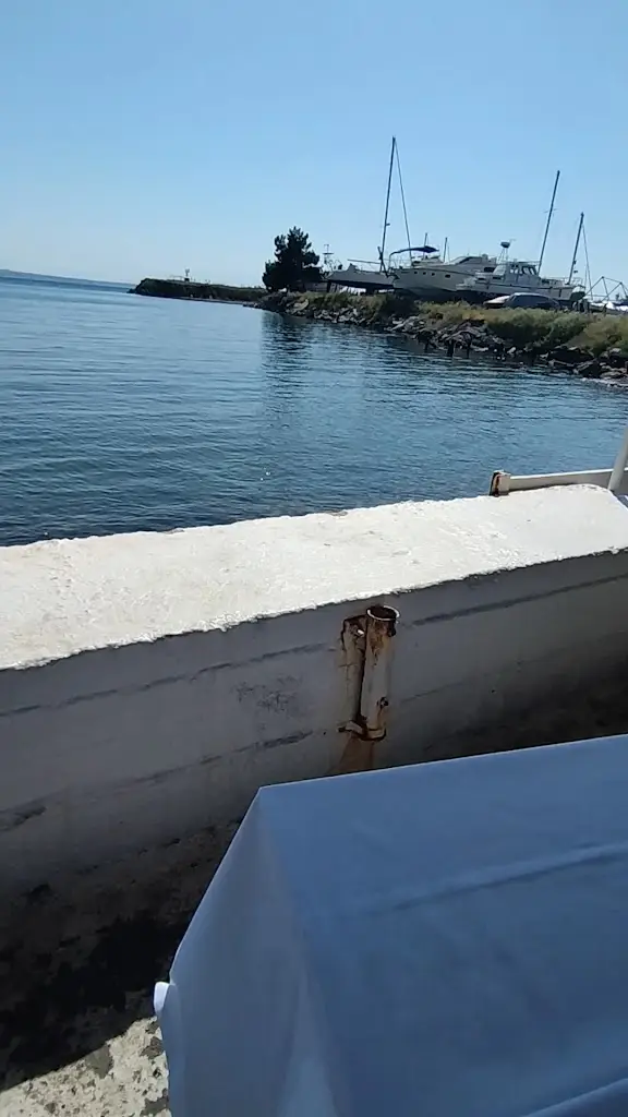 Gialos Fish & Seafood Tavern_Kalamariá_slider_image_2