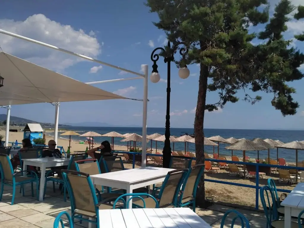 ouzo SARANTIS Restaurant in Kalýves Polygýrou