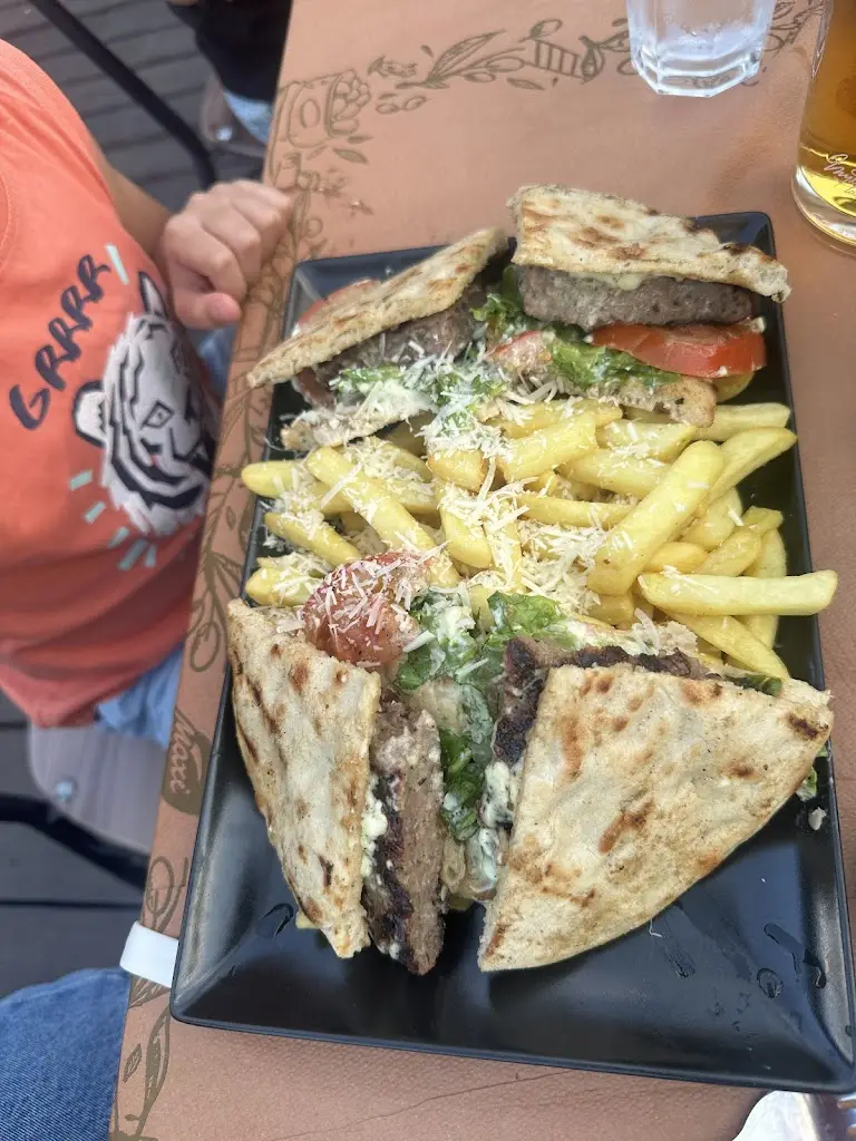 Gyrobolia Restaurant in Kalýves Polygýrou