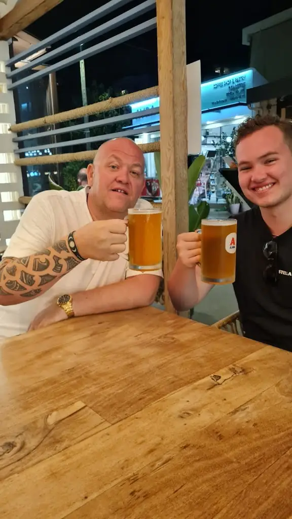 MARTIN HAYWARD_Oasis Restaurant & Bar_Kalýves Polygýrou_Bewertung