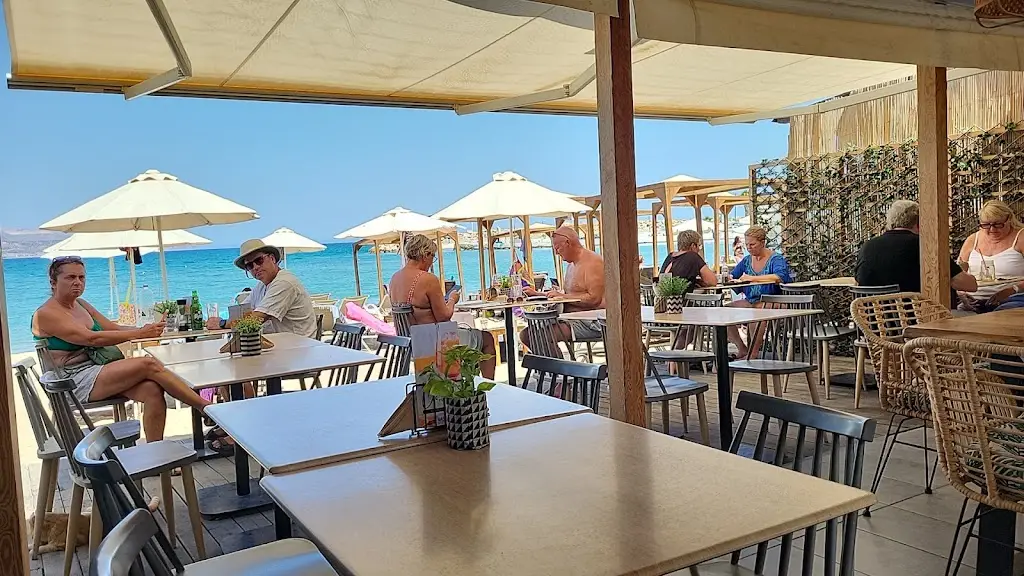 Oasis Restaurant & Bar Restaurant in Kalýves Polygýrou