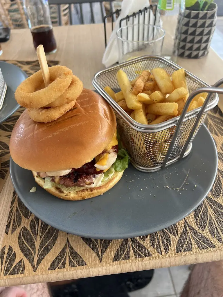 Oasis Restaurant & Bar_Kalýves Polygýrou_slider_image_3