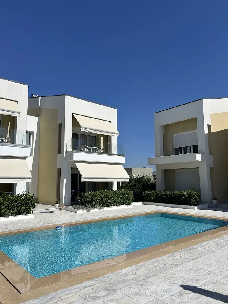 Rafaela Vilao_La mas- sea side flats_Kalýves Polygýrou_Bewertung