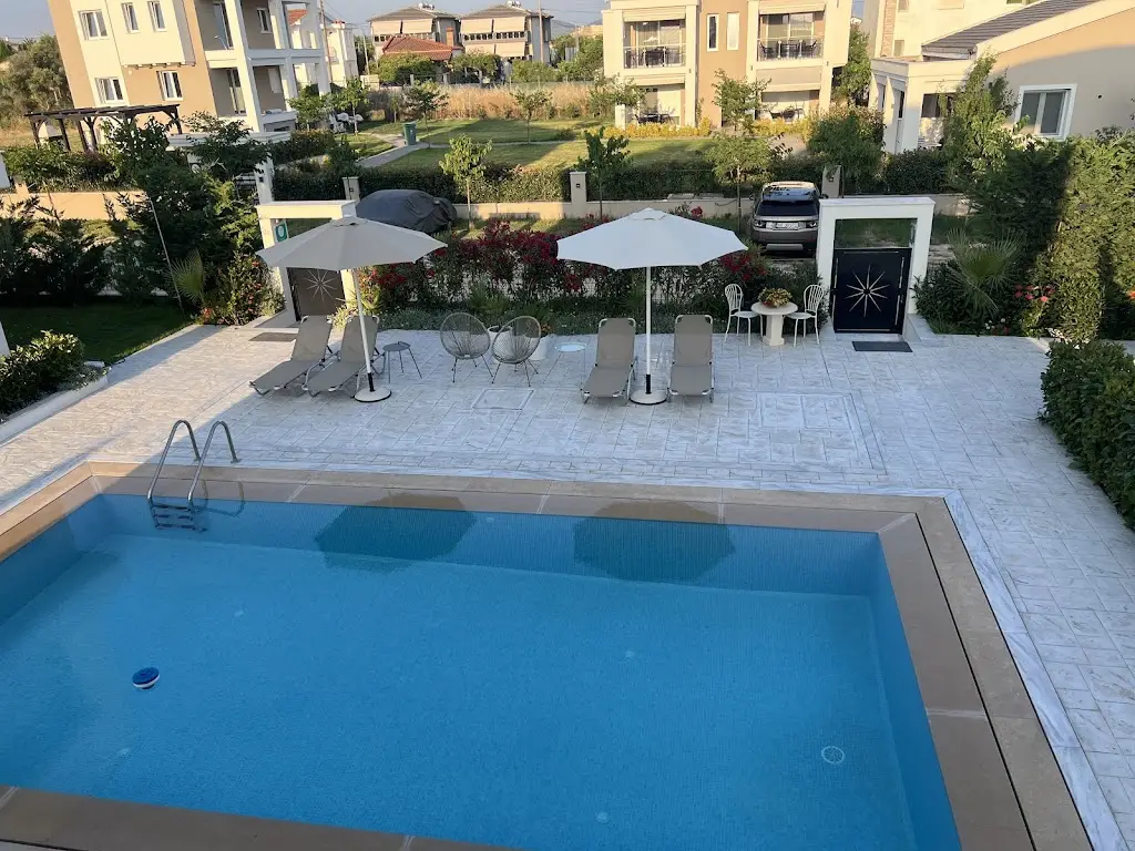 Elena Coman_La mas- sea side flats_Kalýves Polygýrou_Bewertung