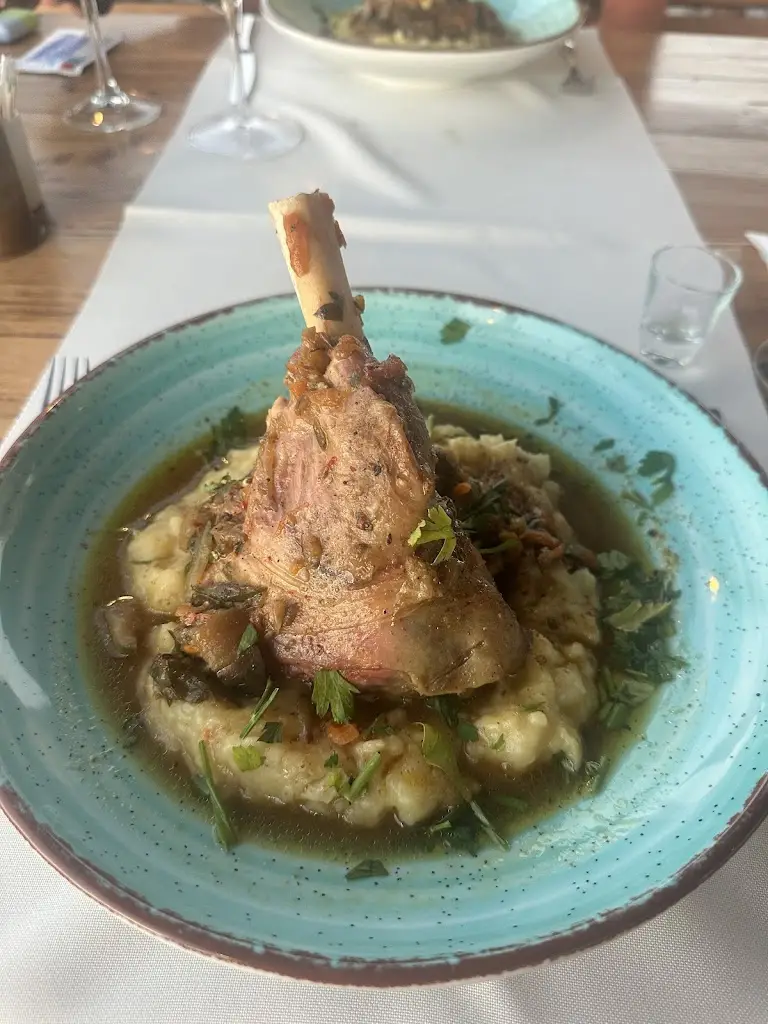 amber sims_Cafe-Restaurant Archontiko_Kontariótissa_reseña