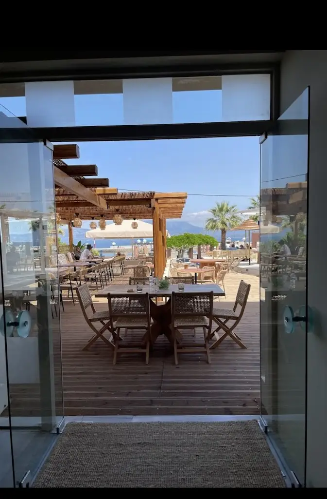 Divine Bar Restaurant_Áyioi Apóstoloi_slider_image_1