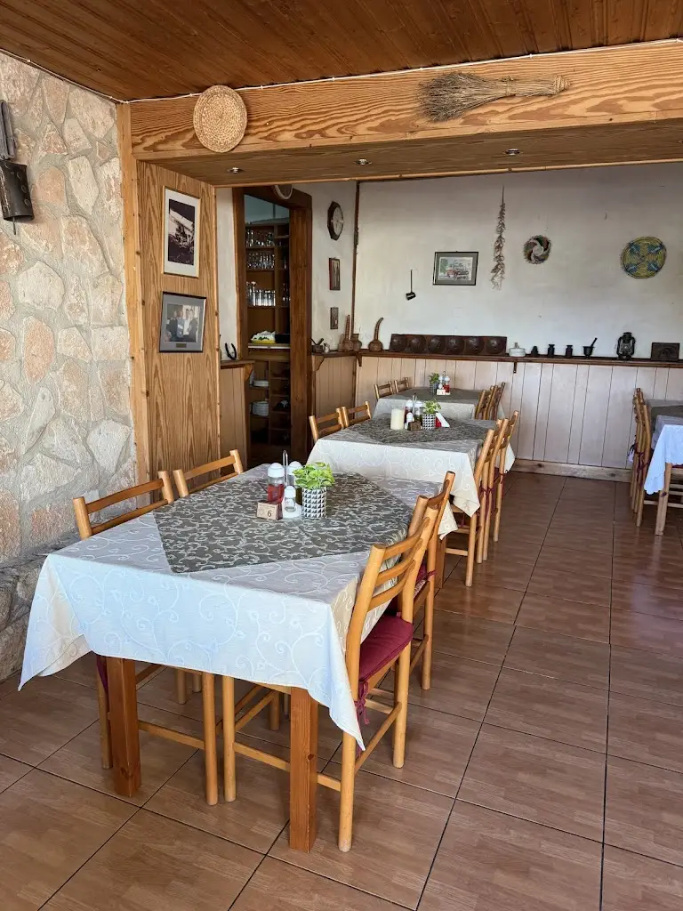 ΜΕ-ΖΕΣ Restaurant in Koufália