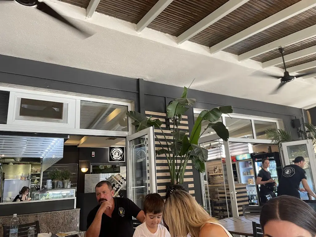 haris michailidis Mav_Το Χρυσό Κοτόπουλο_Kilkís_reseña