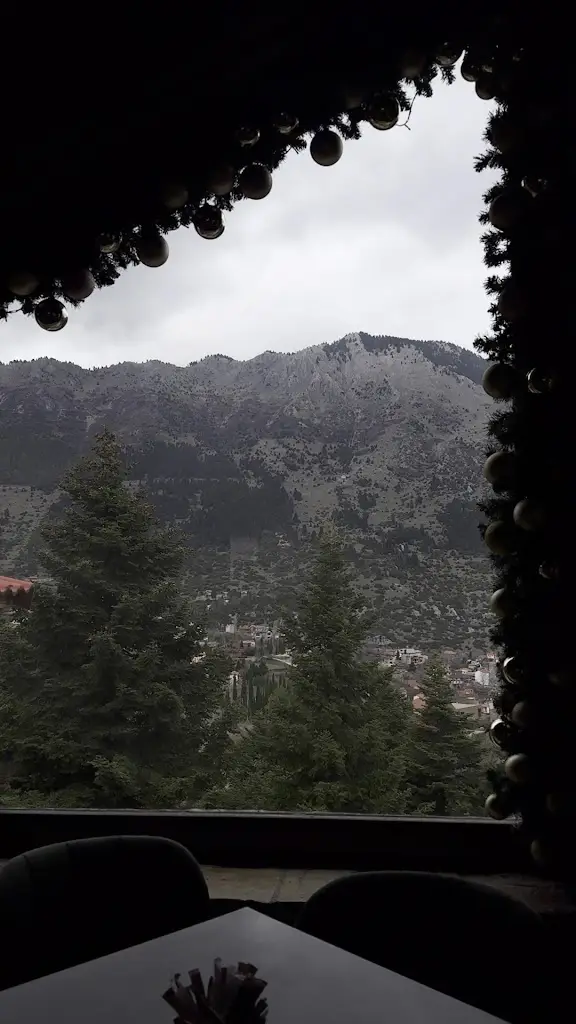 Stergios Kokkinogoulis_LE GRAND CHALET_Lófos_avis