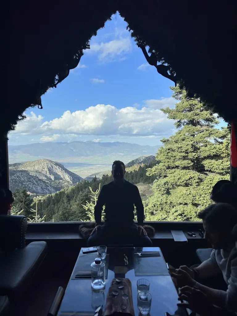 Andrea Santangelo_LE GRAND CHALET_Lófos_avis